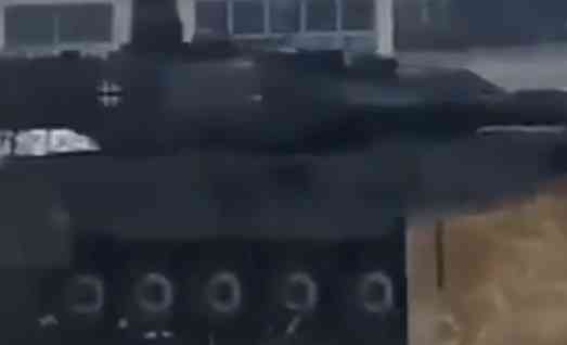 HITLEROVIM TRAGOVIMA! LEOPARDI I MARDERI UOČENI NA PUTU ZA UKRAJINU: Započela isporuka nemačkih tenkova i borbenih vozila! (VIDEO)